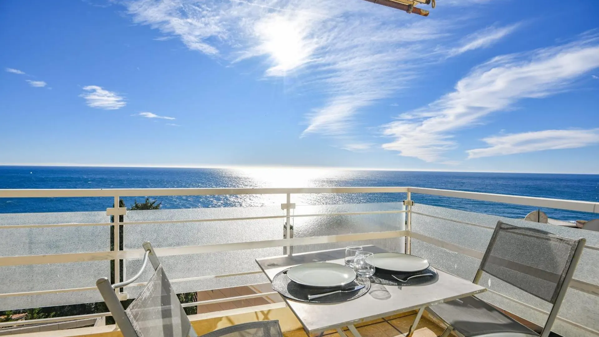Appart Vue Mer Splendide Et Plage Proche De Monaco contacts
